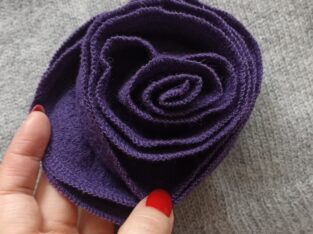 Элегантная красивая брошь в виде розы фиолетовая