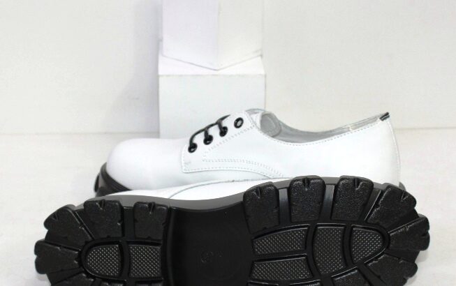 Белые женские туфли из натуральной кожи на чёрной подошве