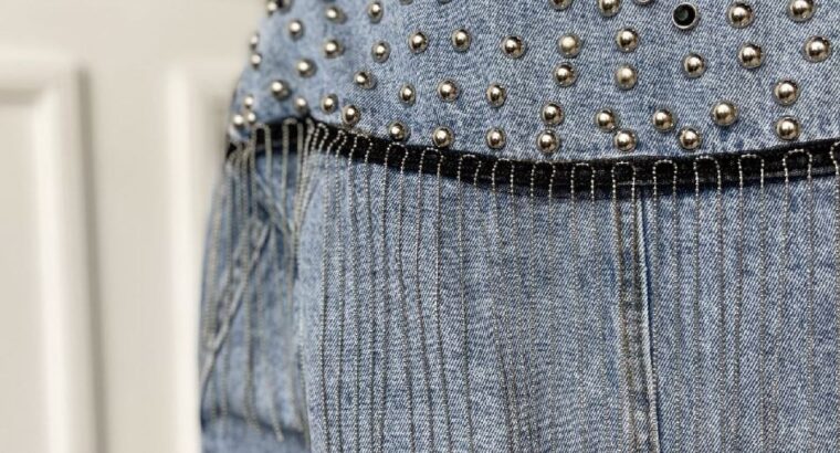Женская джинсовая куртка, заклепки и бахрома