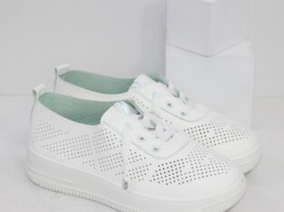 Білі жіночі кросівки з перфорацією і на резинках Код: 112417